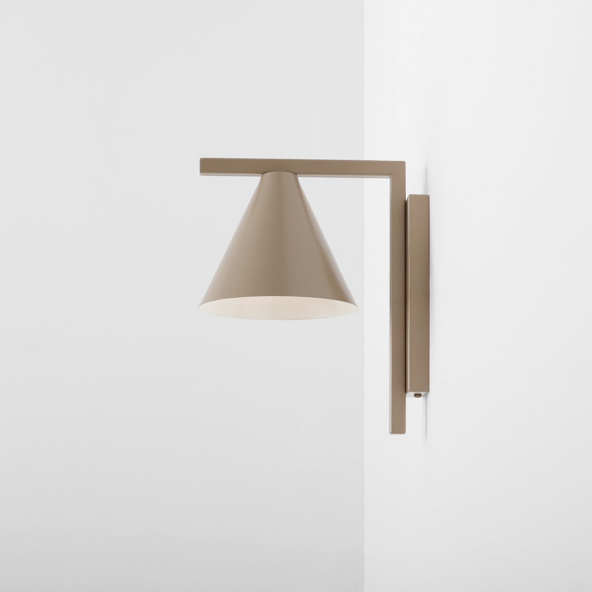 Form 23cm Beige wandlamp Van Artera - Het tijdloze design en de subtiele kleur zorgen ervoor dat de lamp gemakkelijk in verschillende interieurstijlen past en tegelijkertijd een verfijnde en moderne uitstraling aan de kamer toevoegt.
