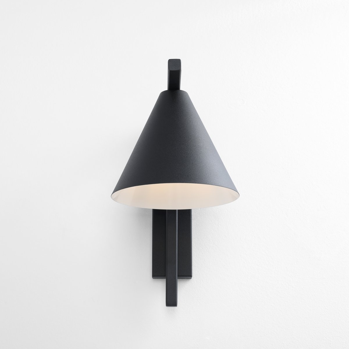 Form 23cm Zwart wandlamp Van Artera - Het tijdloze design en de subtiele kleur zorgen ervoor dat de lamp gemakkelijk in verschillende interieurstijlen past en tegelijkertijd een verfijnde en moderne uitstraling aan de kamer toevoegt.