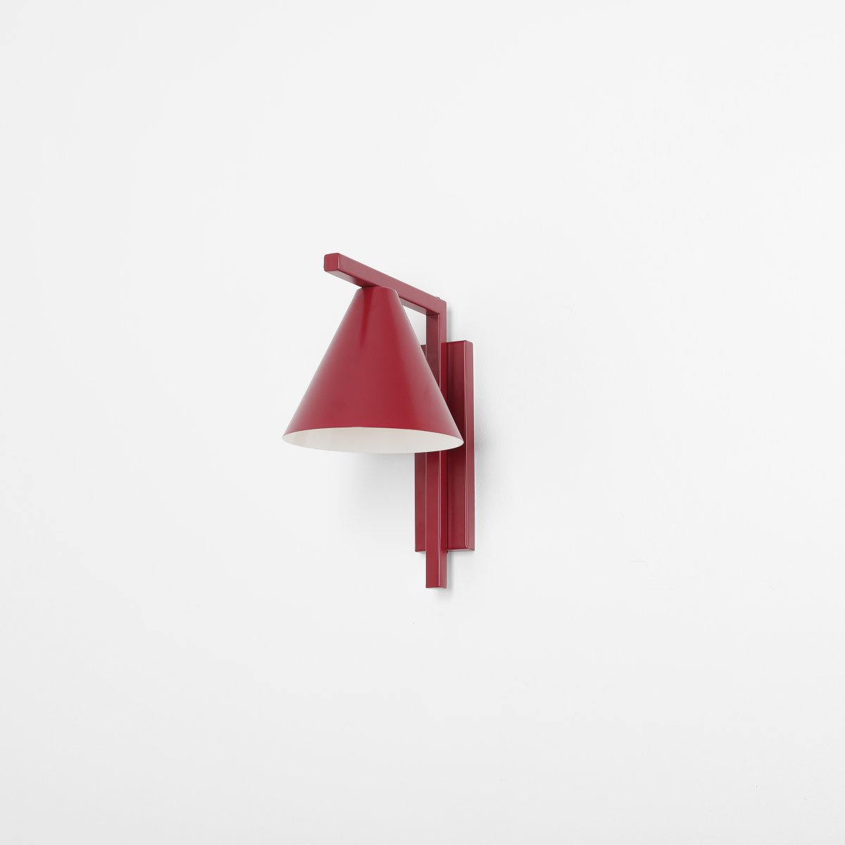 Form 23cm Bourgondië wandlamp Van Artera - Het tijdloze design en de subtiele kleur zorgen ervoor dat de lamp gemakkelijk in verschillende interieurstijlen past en tegelijkertijd een verfijnde en moderne uitstraling aan de kamer toevoegt.