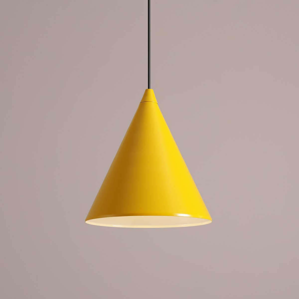 Form Ø24 Mosterd hanglamp Van Artera - Het tijdloze design en de subtiele kleur zorgen ervoor dat de lamp gemakkelijk in verschillende interieurstijlen past en tegelijkertijd een verfijnde en moderne uitstraling aan de kamer toevoegt.