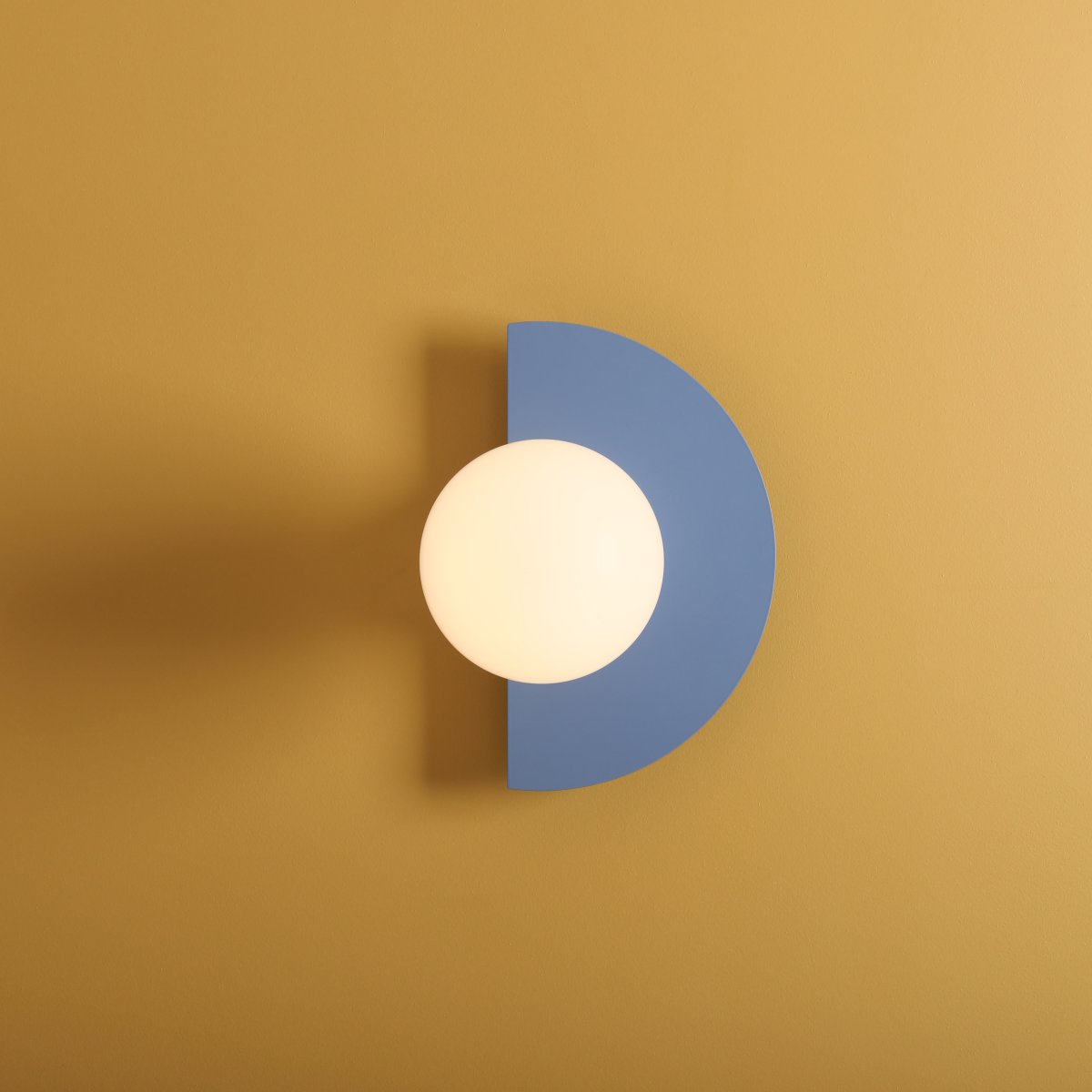 Loop 28cm Blauw wandlamp Van Artera - De halfvormige basis in subtiel bl&aring; De ronde opaalbol contrasteert mooi met de toon en zorgt voor een zacht en aangenaam licht.