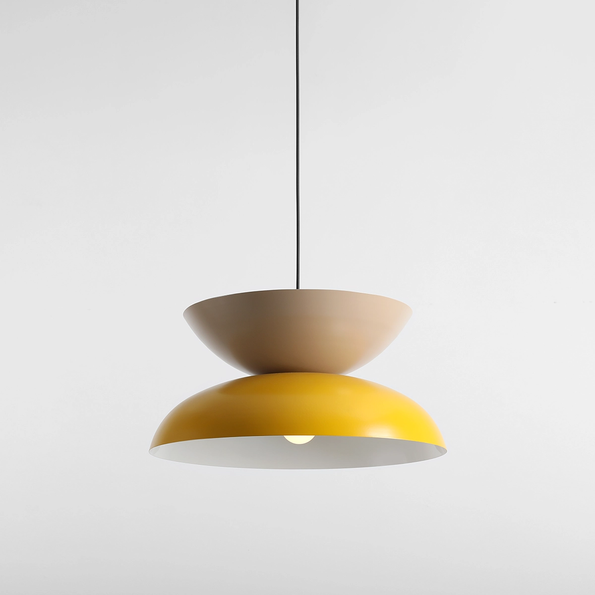 Millo Ø47 Geel/beige hanglamp Van Artera - Met zijn mosterdgele en beige kleuren is het een speels en stijlvol element in het interieur.