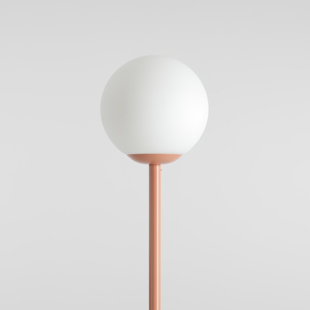 Pinne Koraal vloerlamp Van Artera - De slanke voet van de lamp in een subtiele koraalrode tint geeft hem een moderne uitstraling en is perfect als decoratief detail in zowel de woonkamer, slaapkamer of op het balkon.