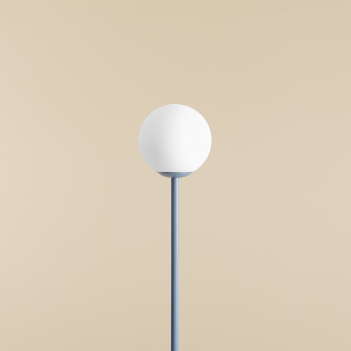 Pinne Blauw vloerlamp Van Artera - De ronde opaalbol verspreidt een zacht en aangenaam licht, ideaal om een warme en uitnodigende sfeer in de kamer te creëren.