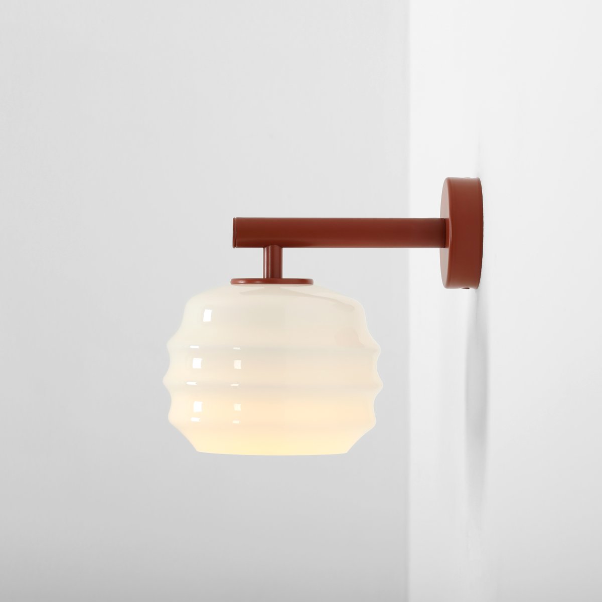 Puff 23cm Terracotta wandlamp Van Artera - De metalen details in terracotta vormen een mooi contrast met het lichte glas en geven de lamp een warme uitstraling.