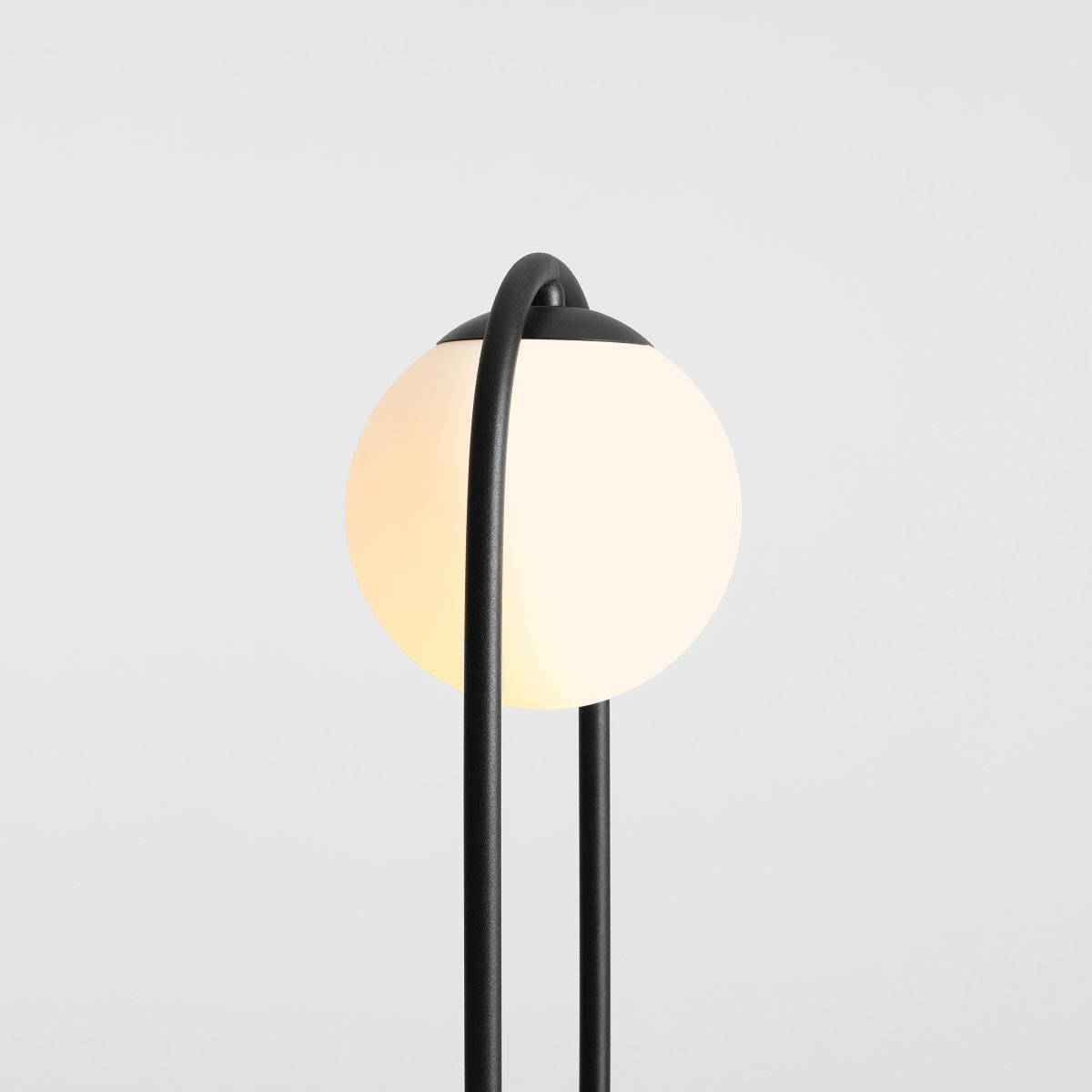 Riva 47cm Zwart tafellamp Van Artera - Dankzij het zwarte frame en de opaalkleurige bol die zacht en aangenaam licht verspreidt, is de lamp een ideale decoratieve lichtbron in zowel de woonkamer, slaapkamer als op de veranda.