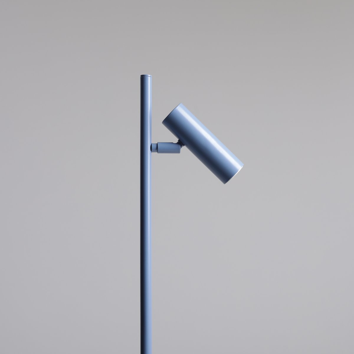 Trevo 54cm Blauw bureaulamp Van Artera - De Trevo tafellamp, gemaakt van metaal, heeft een modern en functioneel design.