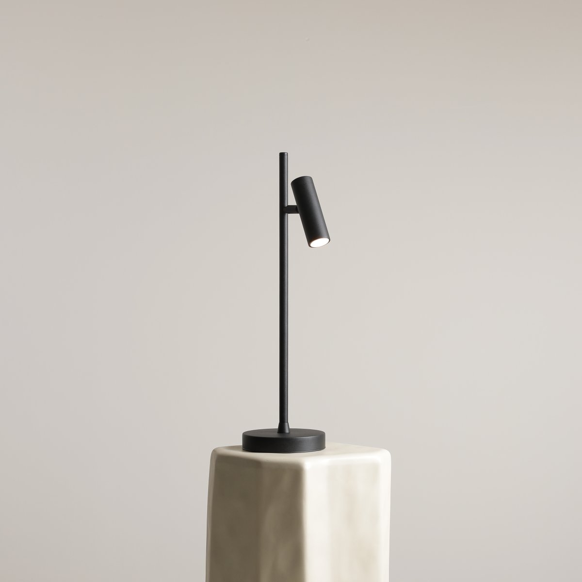 Trevo 54cm Zwart bureaulamp Van Artera - De Trevo tafellamp, gemaakt van metaal, heeft een modern en functioneel design.