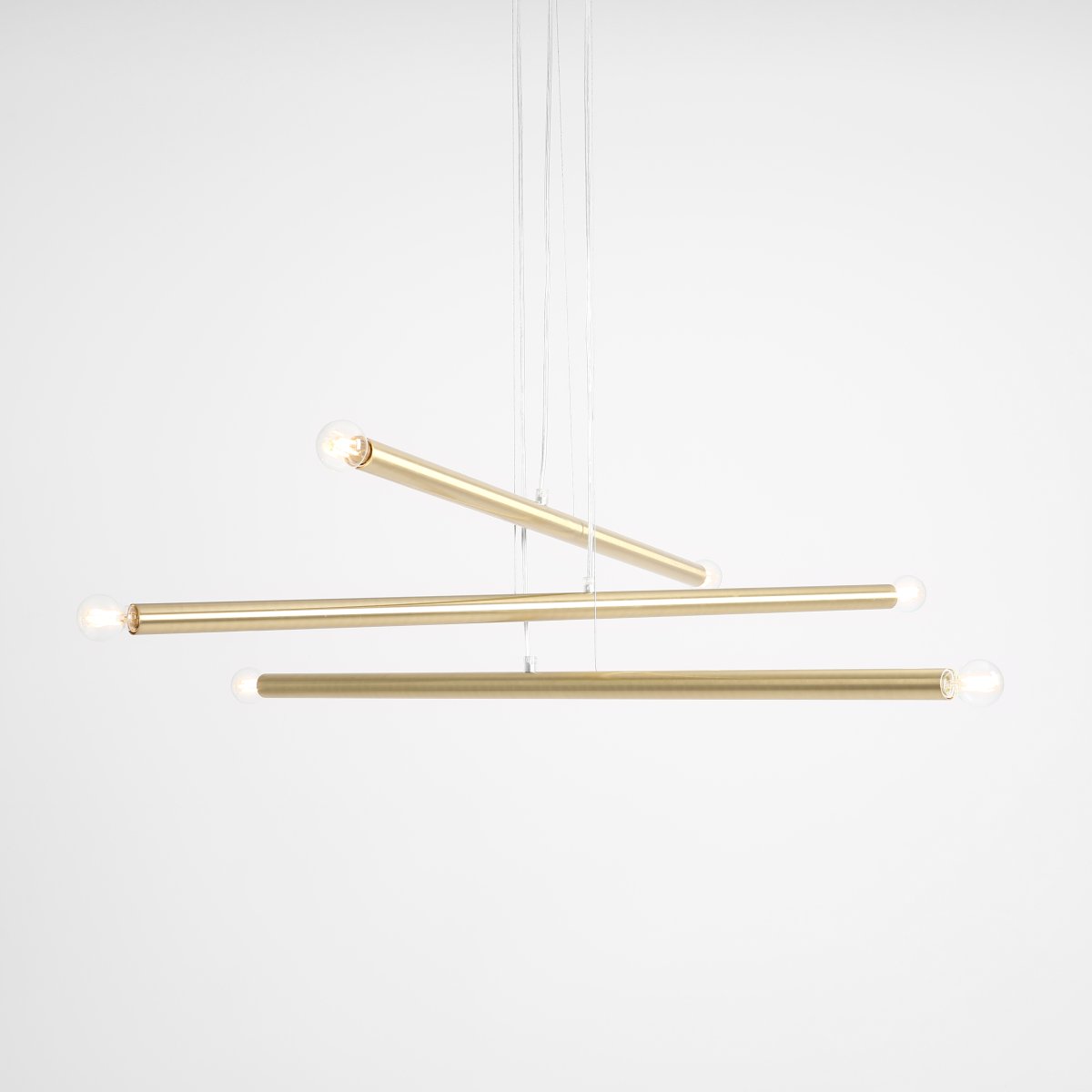 Tubo 6 100cm Messing hanglamp Van Artera - De lamp bestaat uit drie smalle metalen buizen met een elegante messing afwerking, die op verschillende hoogtes en hoeken zijn geplaatst en zo een spannend en luchtig effect creëren.
