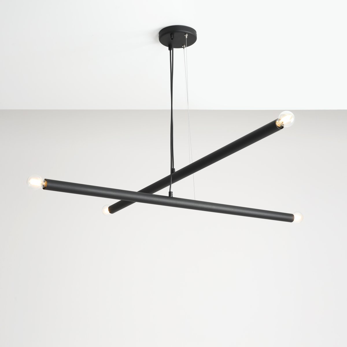 Tubo 4 100cm Zwart hanglamp Van Artera - De lamp bestaat uit twee smalle metalen buizen met een stijlvolle zwarte afwerking, die onder verschillende hoeken zijn geplaatst en zo een spannend en luchtig effect creëren.