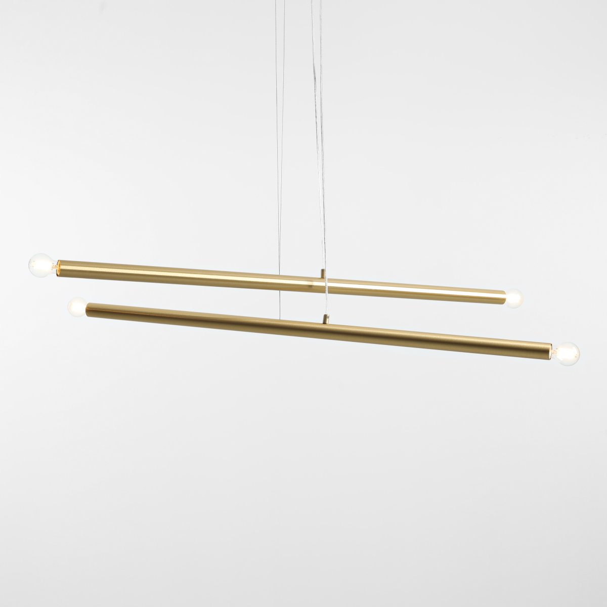 Tubo 4 100cm Messing hanglamp Van Artera - De lamp bestaat uit twee smalle metalen buizen met een elegante messing afwerking, die onder verschillende hoeken zijn geplaatst en zo een spannend en luchtig effect creëren.