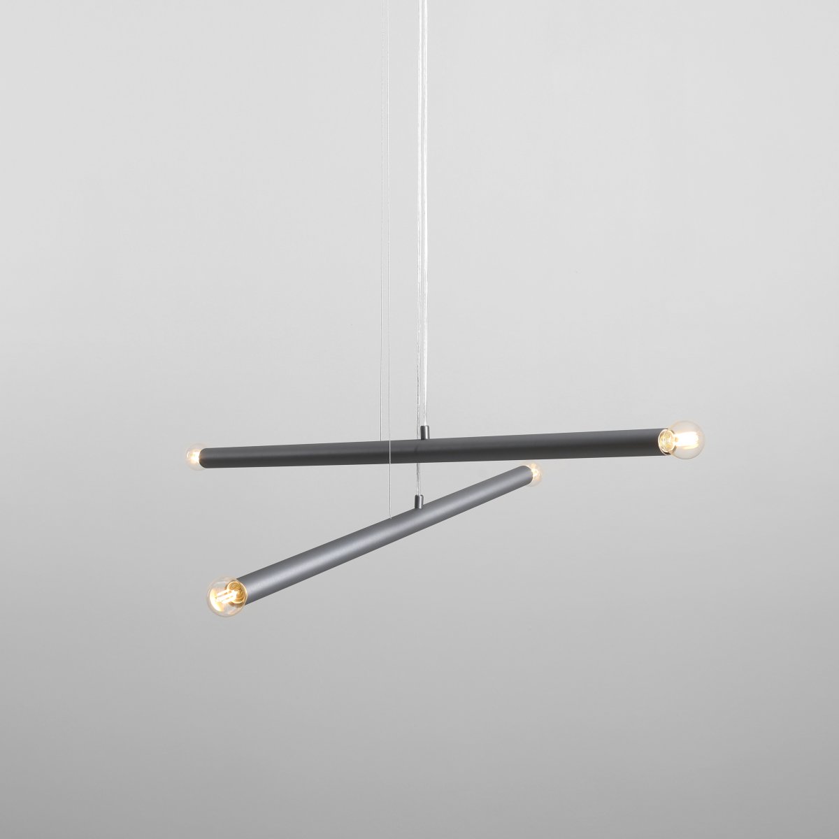 Tubo 4 100cm Staal hanglamp Van Artera - De lamp bestaat uit twee smalle metalen buizen met een elegante stalen afwerking, die onder verschillende hoeken zijn geplaatst en zo een spannend en luchtig effect creëren.