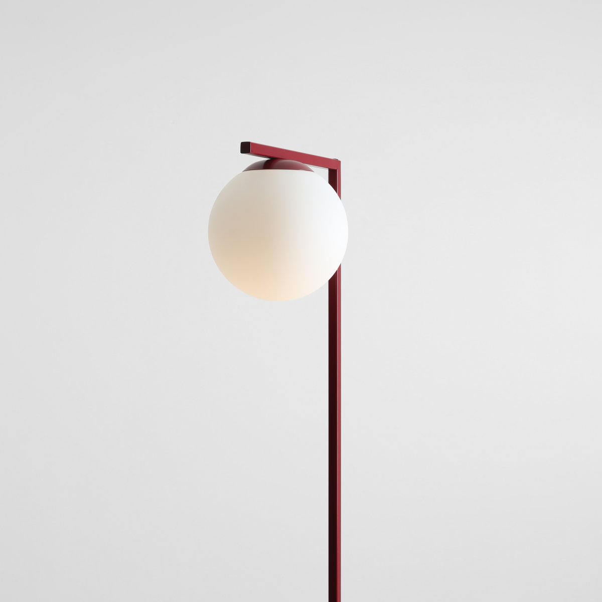Zac Bourgondië vloerlamp Van Artera - De witte glazen kap verspreidt een zacht en aangenaam licht, terwijl het stabiele metalen frame de lamp een elegante uitstraling geeft.