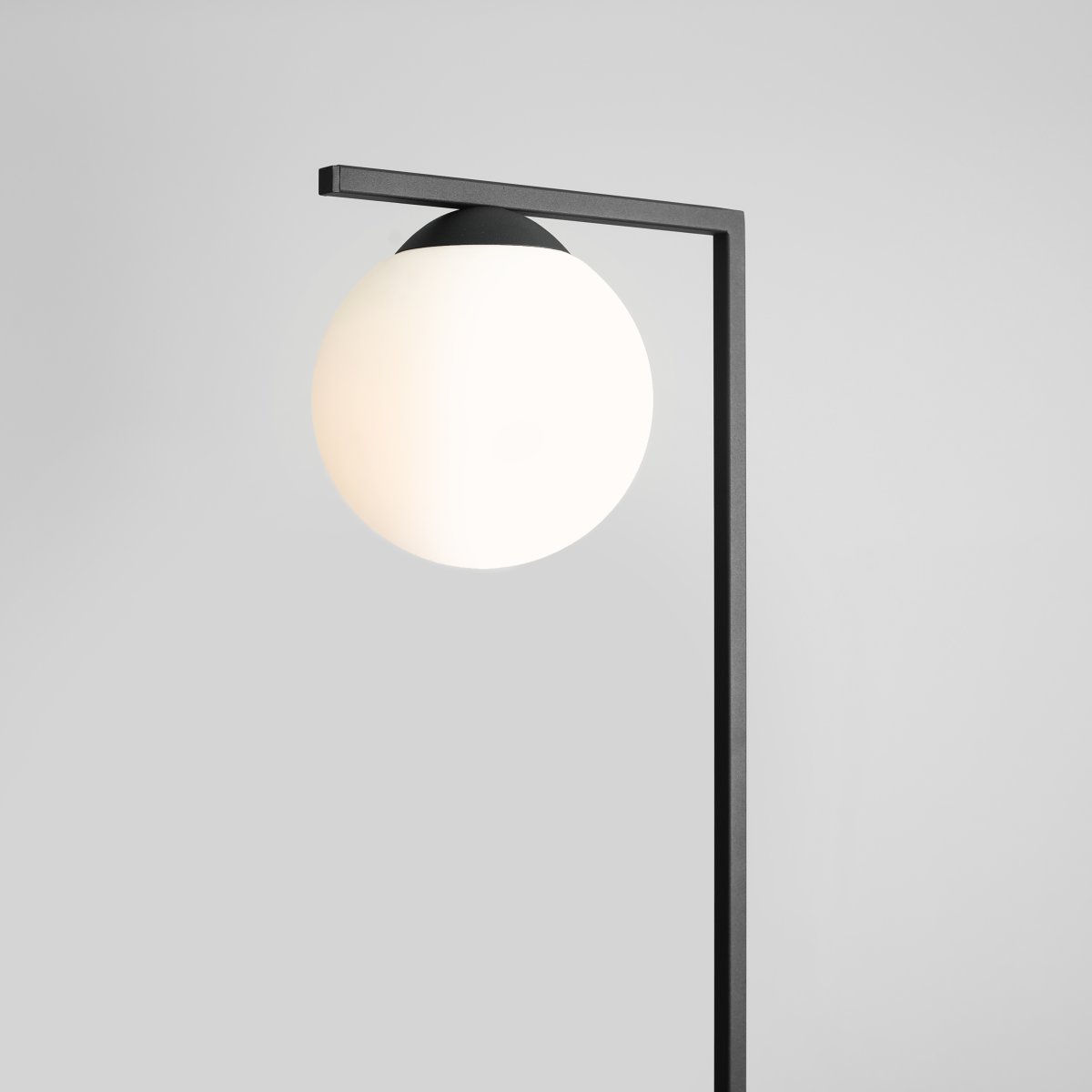 Zac Zwart vloerlamp Van Artera - De witte glazen kap verspreidt een zacht en aangenaam licht, terwijl het stabiele metalen frame de lamp een elegante uitstraling geeft.