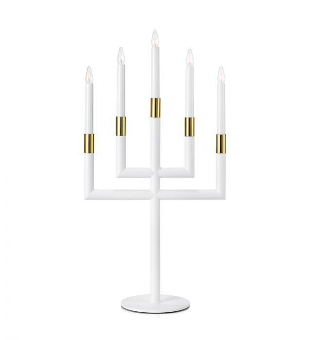 Karsten Wit Van Markslöjd - Deze elegante, witte metalen adventskaarsenhouder, versierd met prachtige gouden details, is een stijlvolle toevoeging aan uw huis tijdens Kerstmis.