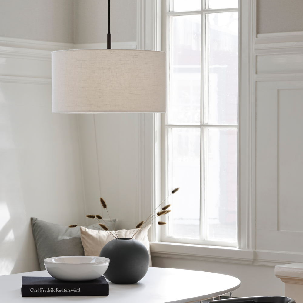 Soft Ø44 Wit/brons hanglamp Van Belid - De Soft hanglamp is een stijlvolle lamp met een zacht afgeronde vorm die een warm en aangenaam licht verspreidt.