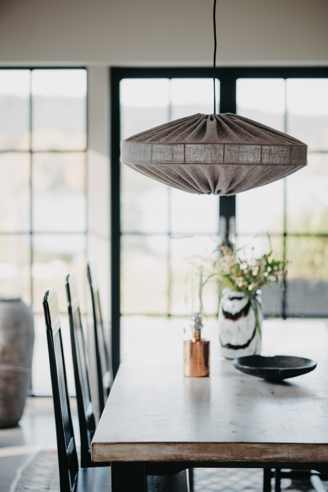 Alba Lampenkap Excl. Ophanging Ø58 Bruin hanglamp Van Alde & Lind - Met de linnen stof in een grijs/bruine kleur geeft de Alba lampenkap een verfijnde en elegante uitstraling.