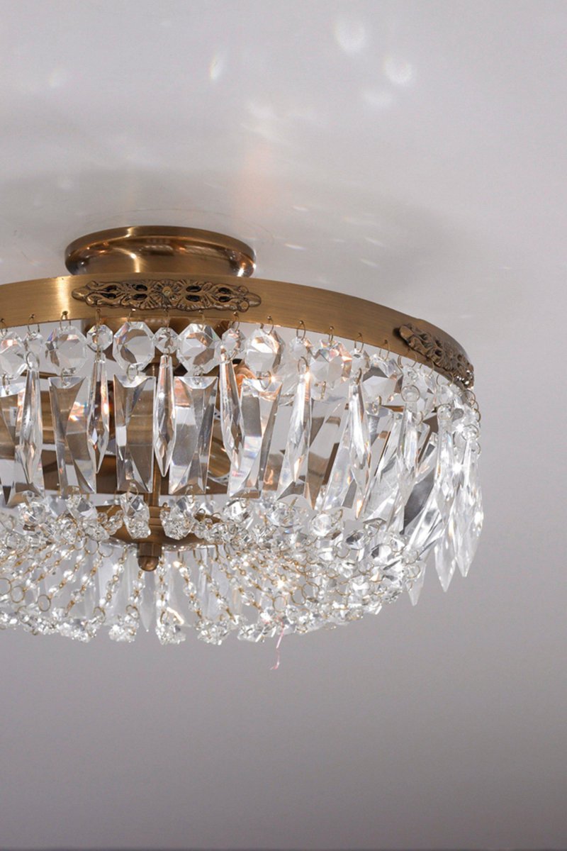 Strömsholm Ø35 Antiquiteit kristal Van Markslöjd - Deze klassieke plafondlamp in antiekkleurig metaal heeft prachtige machinaal gesneden prisma's die de kamer een elegante en luxueuze uitstraling geven.