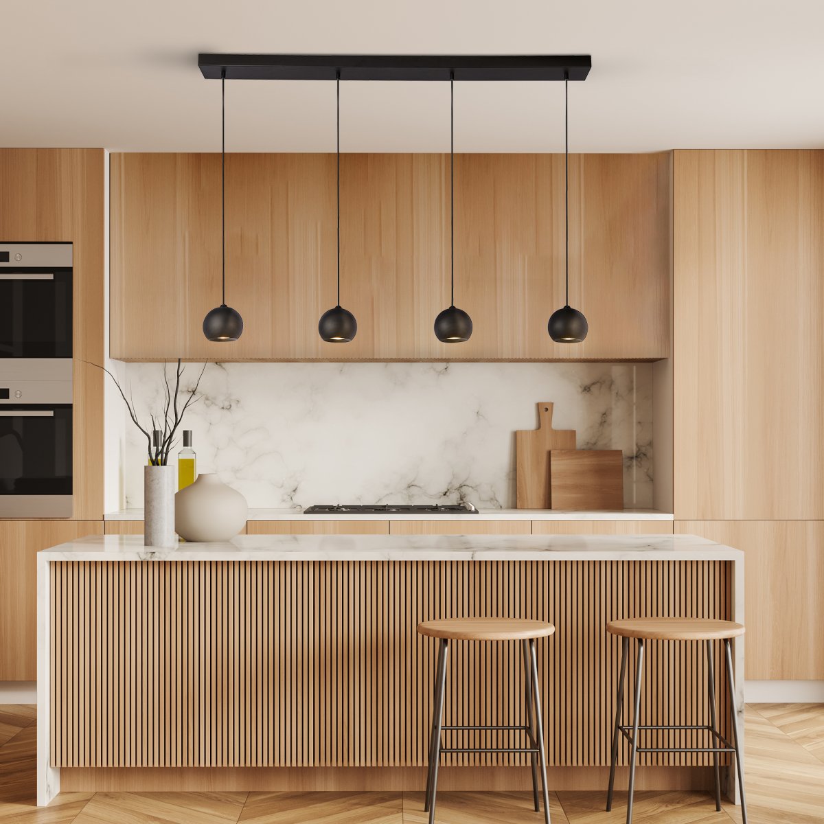 Eindhoven 125cm Zand zwart hanglamp Van Searchlight - De Eindhoven hanglamp met 4 lichtpunten hangt aan een zandkleurige zwarte stang en voegt stijlvolle luxe toe aan een moderne woonkamer, slaapkamer, keuken, eetkamer of hal.
