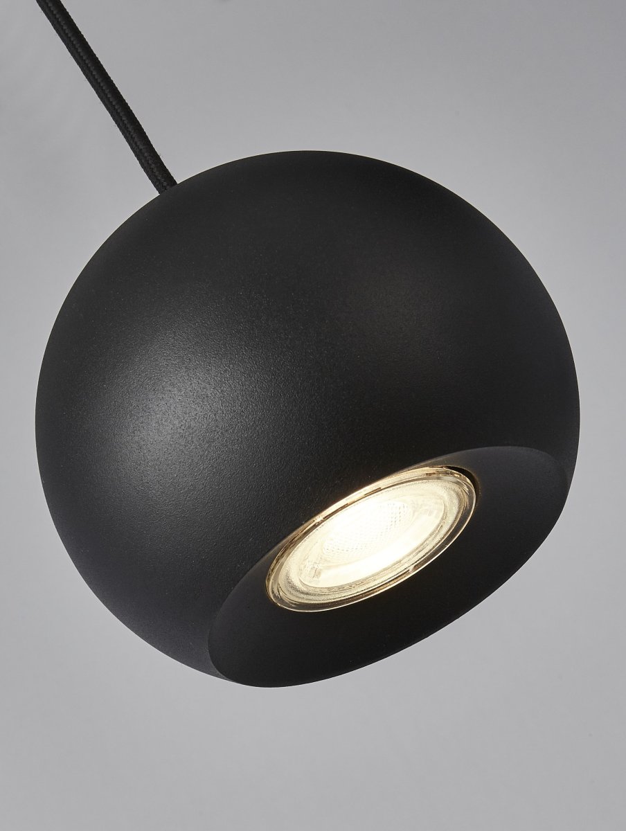 Eindhoven 160cm Zand zwart hanglamp Van Searchlight - De Eindhoven hanglamp met 5 lichtpunten hangt aan een zandkleurige zwarte stang en voegt stijlvolle luxe toe aan een moderne woonkamer, slaapkamer, keuken, eetkamer of hal.