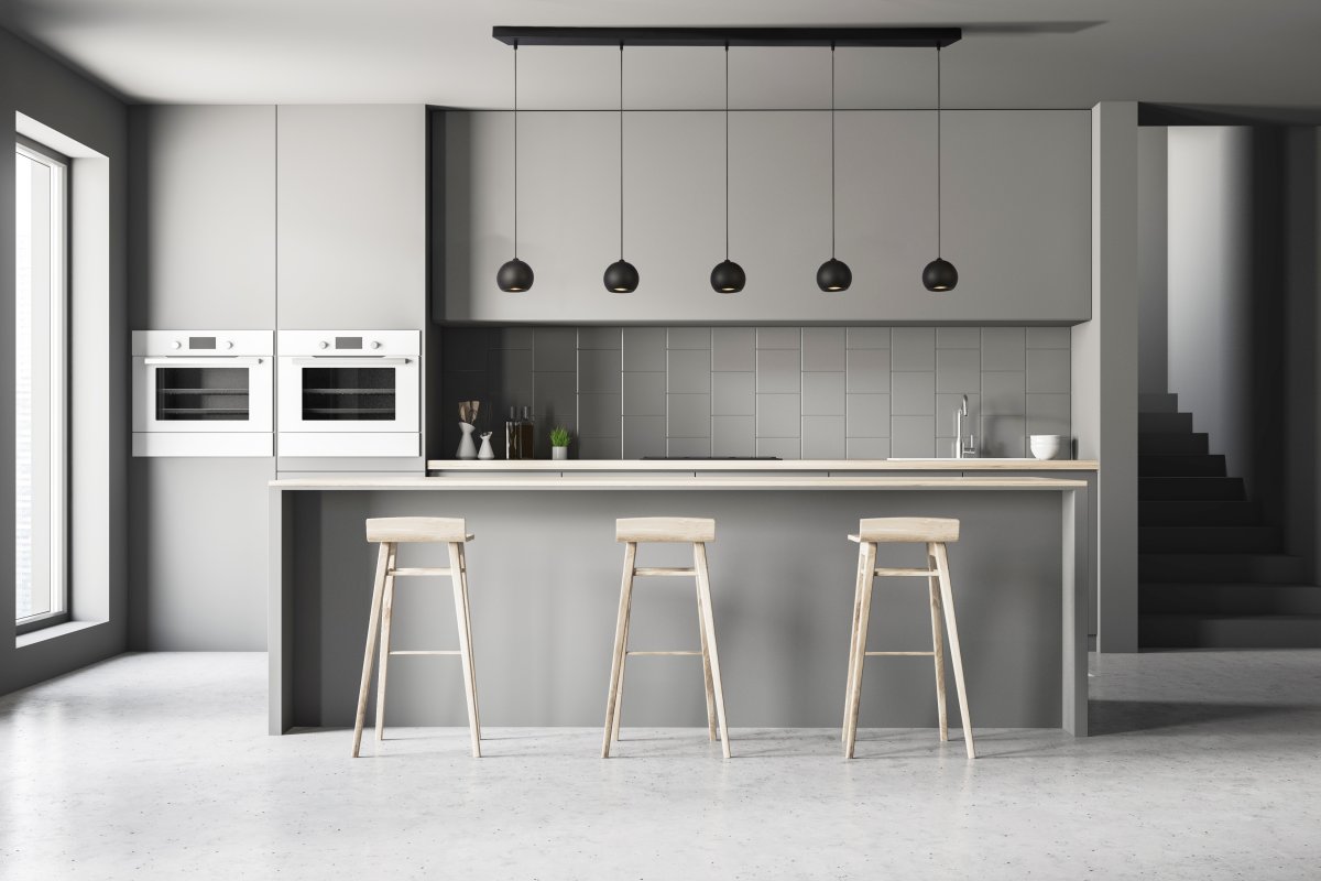 Eindhoven 160cm Zand zwart hanglamp Van Searchlight - De Eindhoven hanglamp met 5 lichtpunten hangt aan een zandkleurige zwarte stang en voegt stijlvolle luxe toe aan een moderne woonkamer, slaapkamer, keuken, eetkamer of hal.
