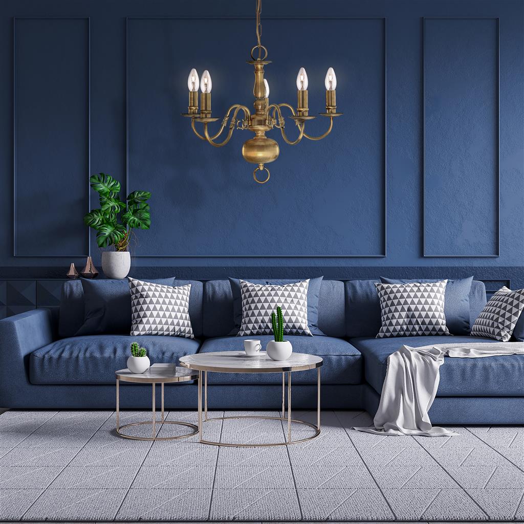 Flemish 5 Ø52 Messing hanglamp Van Searchlight - Met zijn 5 kaarsenhouders in klassieke kandelaarstijl en een decoratieve middenbalk met een gebogen voet, straalt hij een gevoel van verheven elegantie en traditie uit.