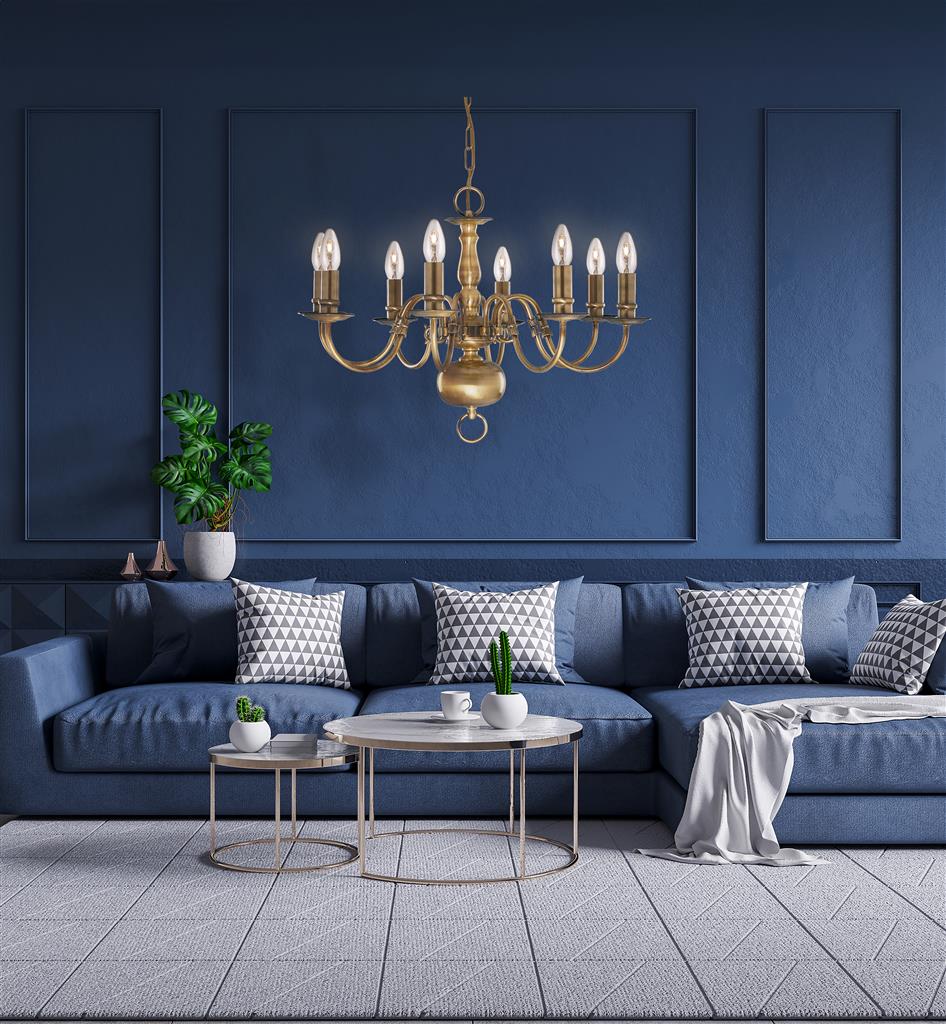 Flemish 8 Ø62 Messing hanglamp Van Searchlight - Met zijn 8 kaarsenhouders in klassieke kandelaarstijl en een decoratieve middenbalk met een gebogen voet, straalt hij een gevoel van verheven elegantie en traditie uit.