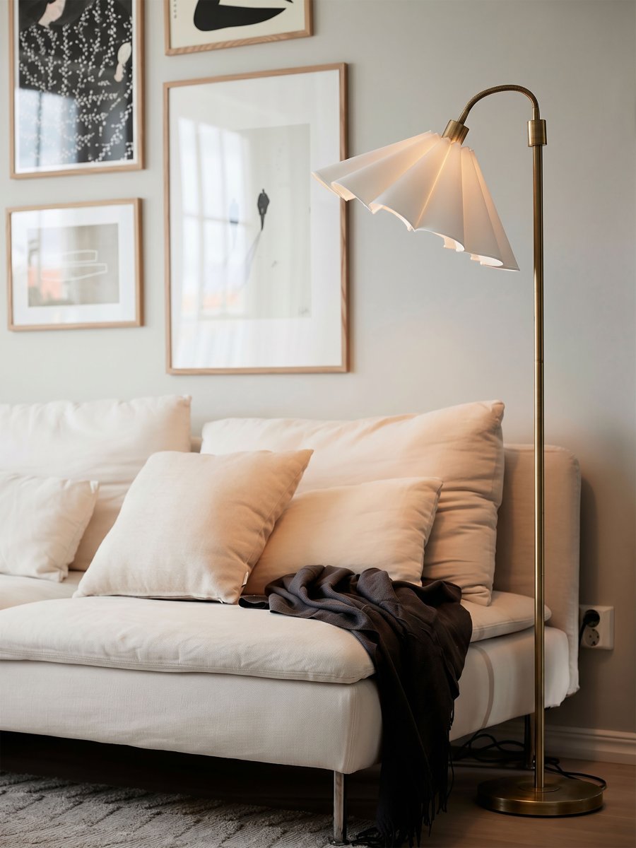 Amy Flex Goud vloerlamp Van PR Home - De lamp heeft een metalen frame met een goudkleurige afwerking, een verstelbare bovenarm en een schakelaar op de voet voor eenvoudig gebruik.