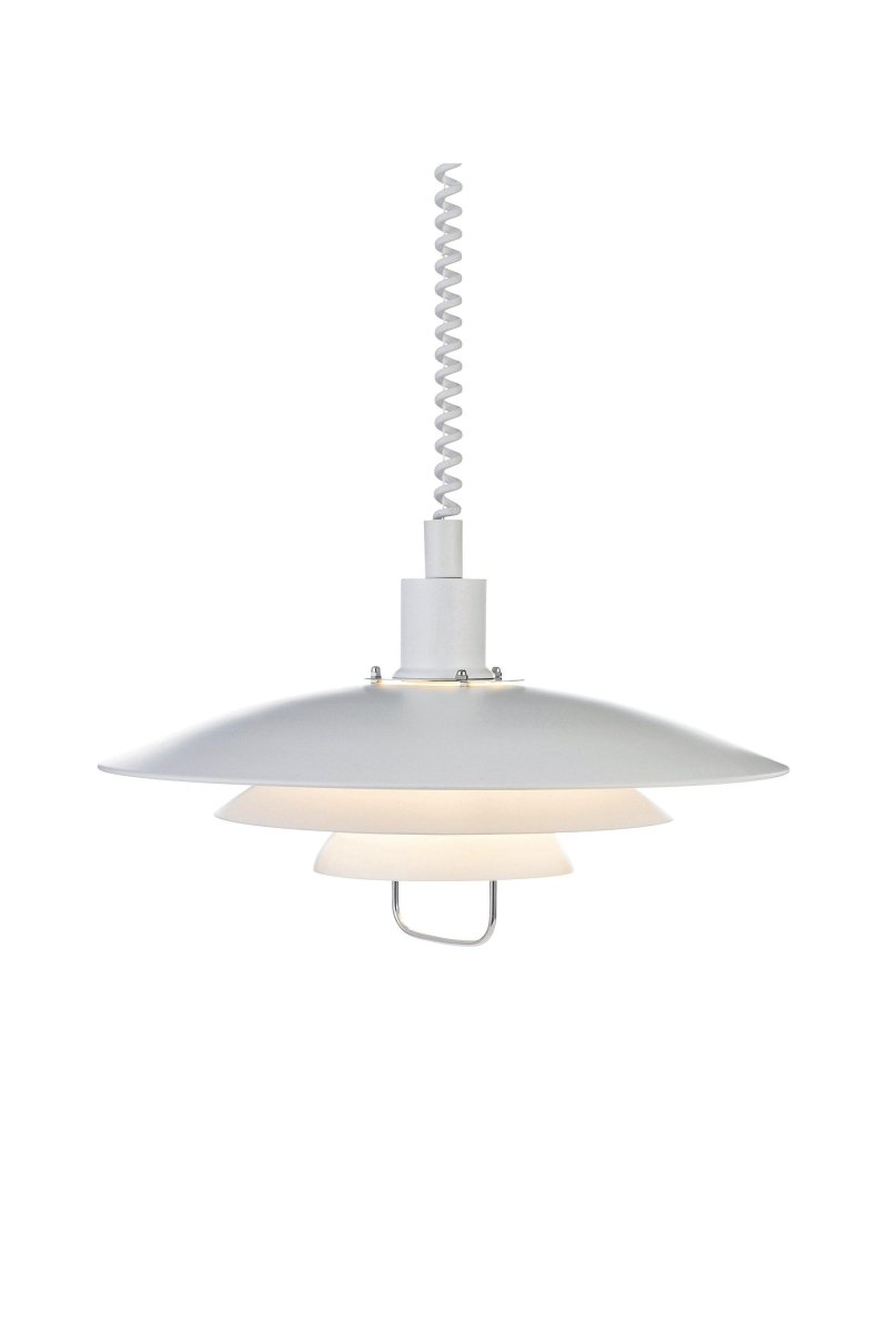 Kirkenes Ø48 Wit hanglamp Van Markslöjd - De witte metalen kap en chromen details geven de lamp een tijdloze uitstraling.