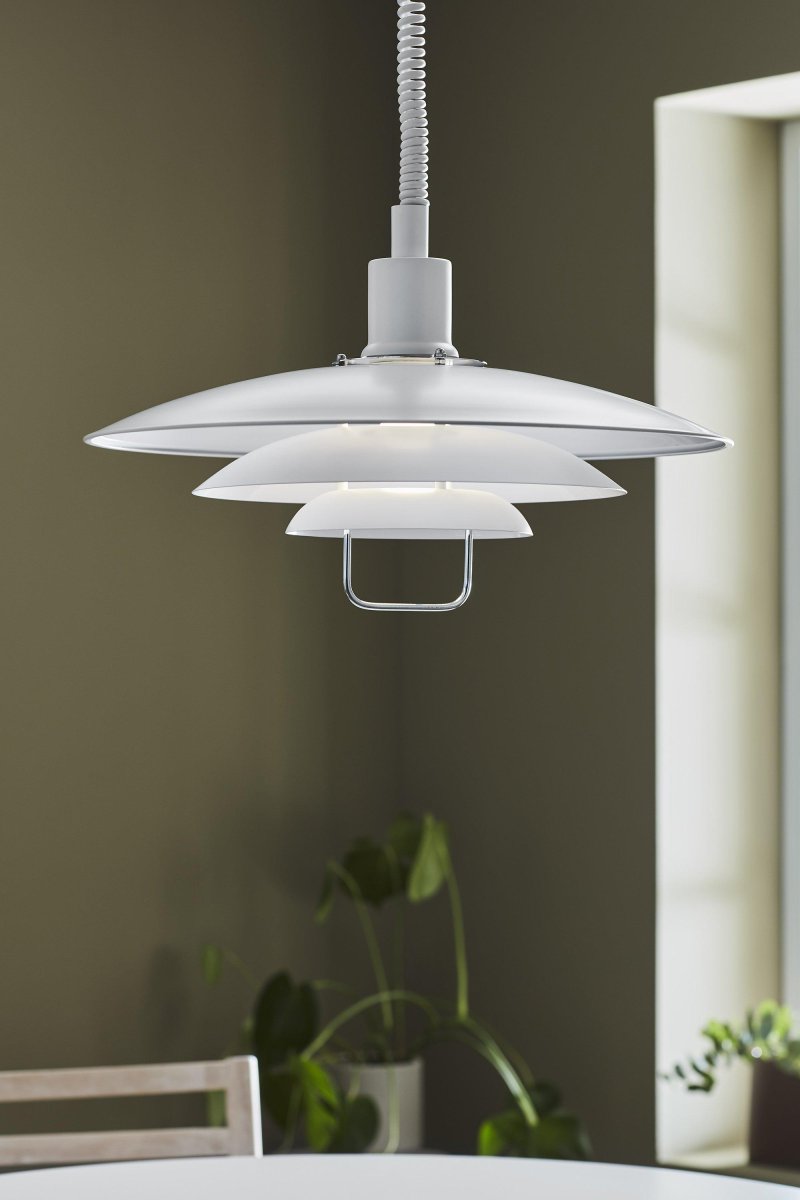 Kirkenes Ø48 Wit hanglamp Van Markslöjd - De witte metalen kap en chromen details geven de lamp een tijdloze uitstraling.