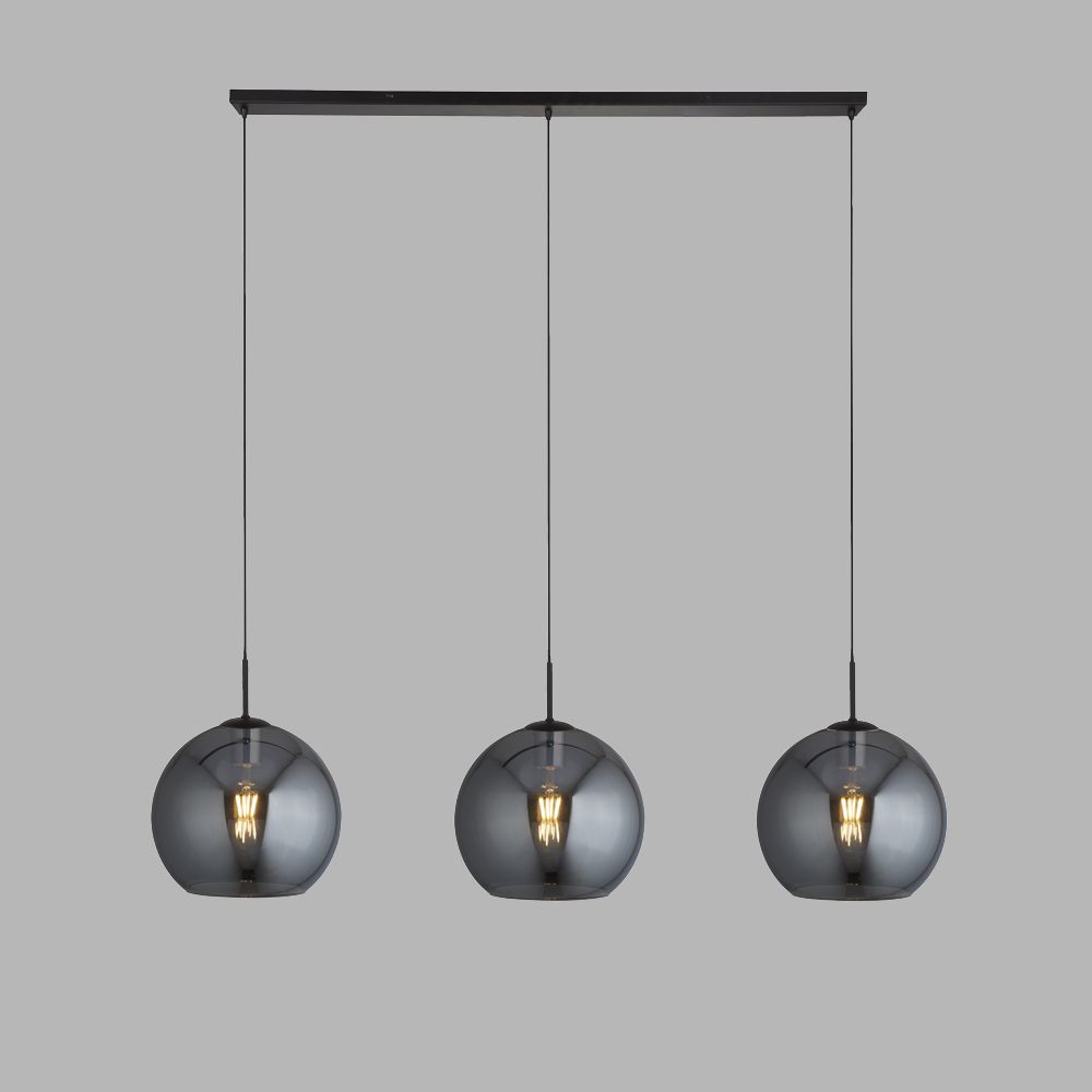 Amsterdam 146cm Zwart hanglamp Van Searchlight - De Amsterdam hanglamp met drie lichtbronnen heeft een matzwarte afwerking en grote kappen van gerookt glas met een open onderkant.