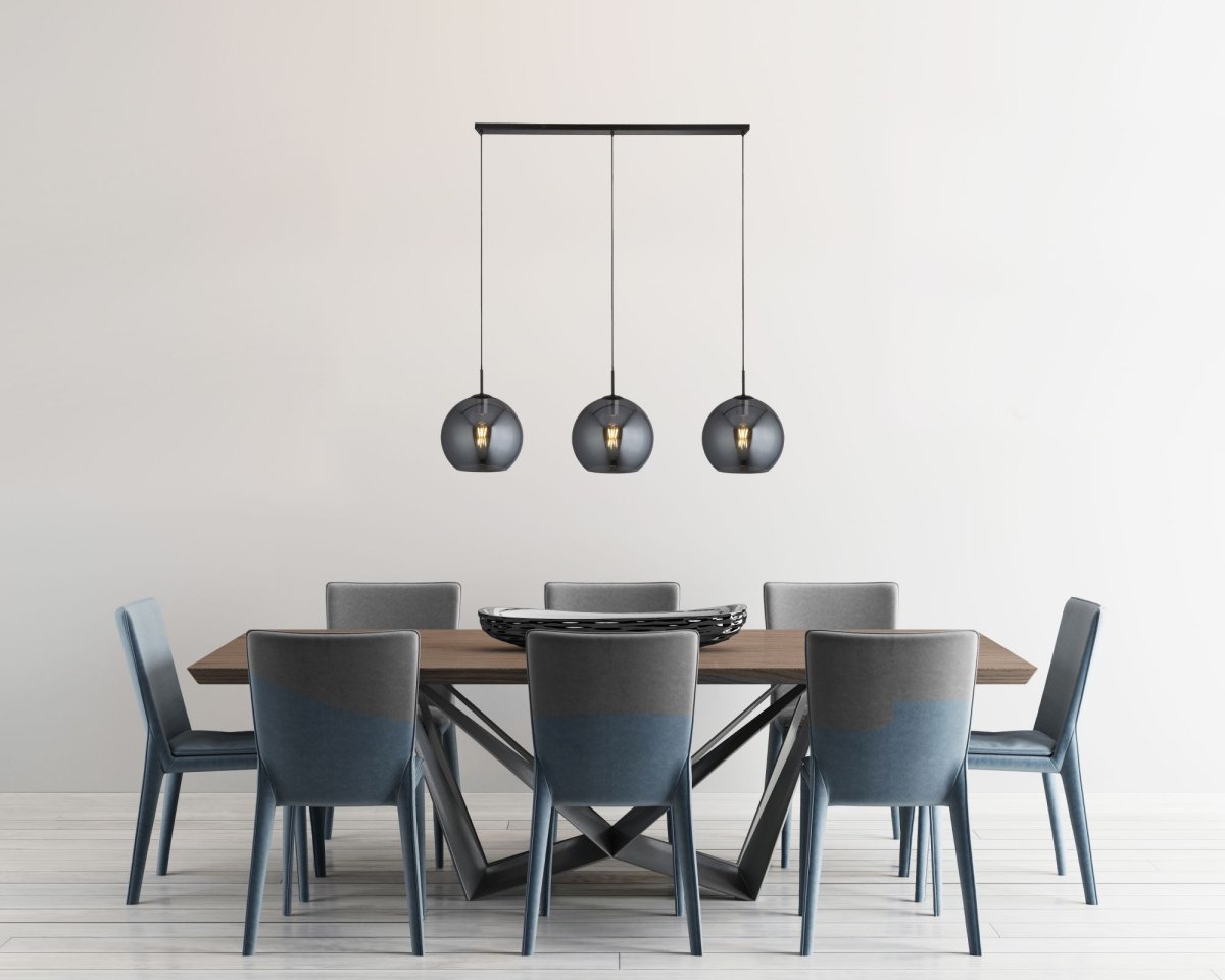 Amsterdam 146cm Zwart hanglamp Van Searchlight - De Amsterdam hanglamp met drie lichtbronnen heeft een matzwarte afwerking en grote kappen van gerookt glas met een open onderkant.