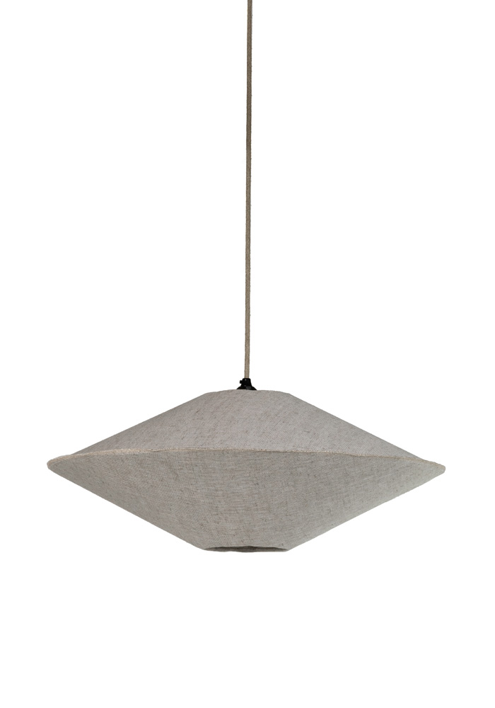 Vega Lampenkap Excl. Ophanging Ø58 Natuur hanglamp Van Alde & Lind - De Vega lampenkap is bekleed met 100% linnen stof, met een zichtbare overlocknaad als stijlvol detail in het midden van de kap, waar de boven- en onderkant samenkomen.