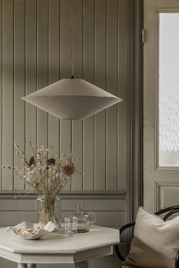 Vega Lampenkap Excl. Ophanging Ø58 Natuur hanglamp Van Alde & Lind - De Vega lampenkap is bekleed met 100% linnen stof, met een zichtbare overlocknaad als stijlvol detail in het midden van de kap, waar de boven- en onderkant samenkomen.
