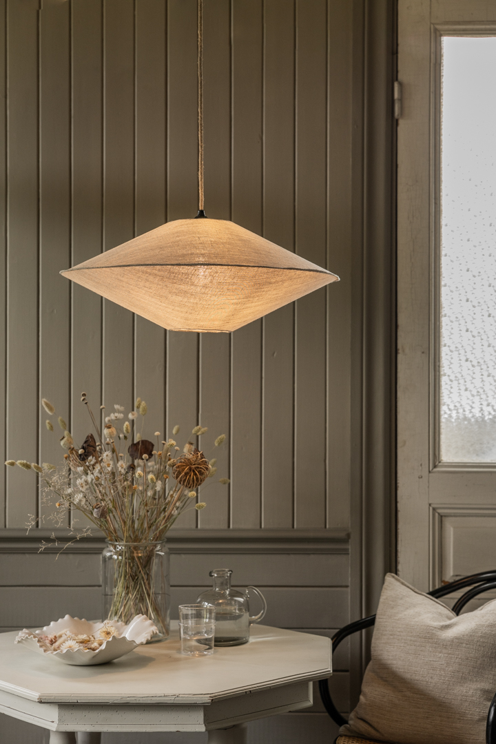 Vega Lampenkap Excl. Ophanging Ø58 Natuur hanglamp Van Alde & Lind - De Vega lampenkap is bekleed met 100% linnen stof, met een zichtbare overlocknaad als stijlvol detail in het midden van de kap, waar de boven- en onderkant samenkomen.