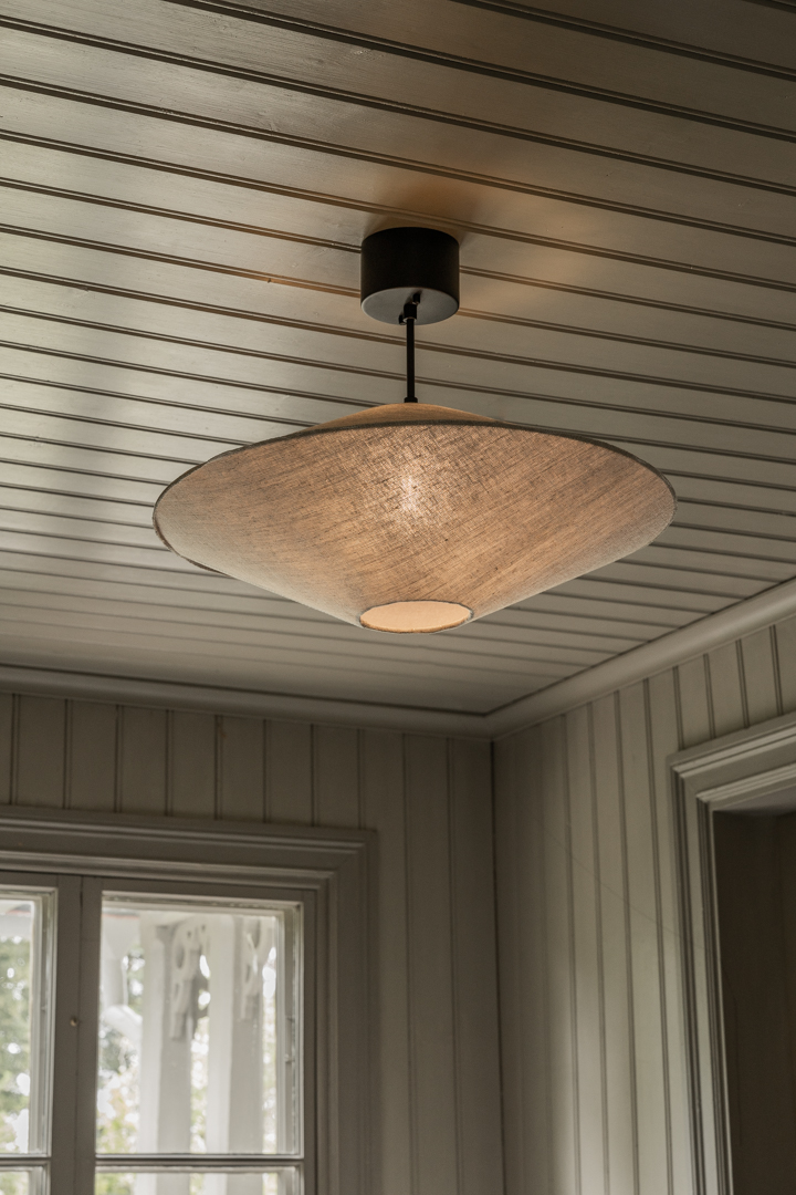 Vega Lampenkap Excl. Ophanging Ø58 Natuur hanglamp Van Alde & Lind - De Vega lampenkap is bekleed met 100% linnen stof, met een zichtbare overlocknaad als stijlvol detail in het midden van de kap, waar de boven- en onderkant samenkomen.