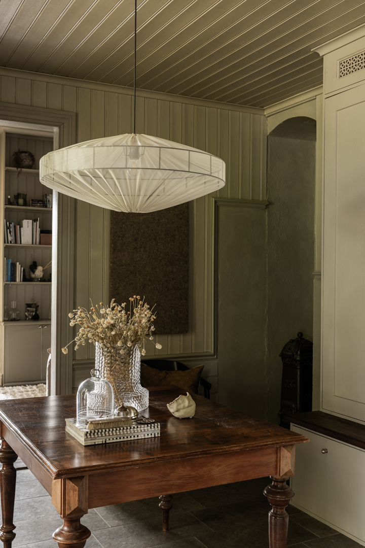 Alba Lampenkap Excl. Ophanging Ø78 Zand hanglamp Van Alde & Lind - Met de semi-transparante stof in zand/beige kleur heeft de Alba lampenkap een verfijnde en elegante uitstraling.