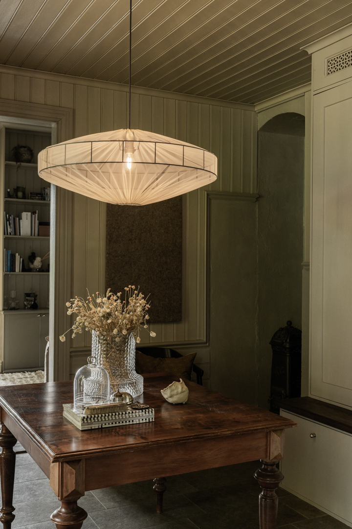 Alba Lampenkap Excl. Ophanging Ø78 Zand hanglamp Van Alde & Lind - Met de semi-transparante stof in zand/beige kleur heeft de Alba lampenkap een verfijnde en elegante uitstraling.