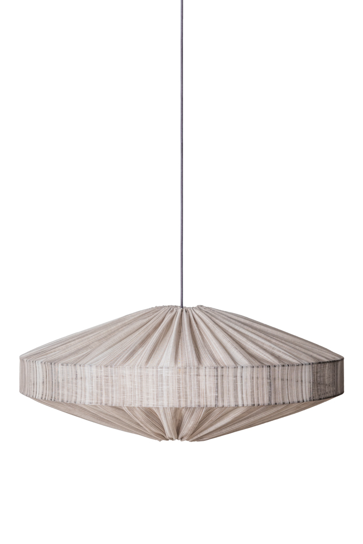 Alba Streep Lampenkap Excl. Ophanging Ø58 Bruin hanglamp Van Alde & Lind - De elegante streep in de stof geeft de Alba lampenkap een verfijnde en elegante uitstraling.