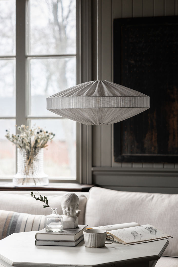 Alba Streep Lampenkap Excl. Ophanging Ø58 Wit hanglamp Van Alde & Lind - De elegante streep in de stof geeft de Alba lampenkap een verfijnde en elegante uitstraling.