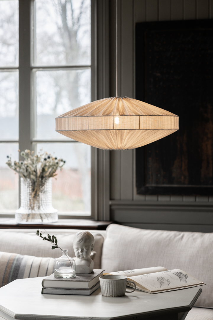 Alba Streep Lampenkap Excl. Ophanging Ø58 Wit hanglamp Van Alde & Lind - De elegante streep in de stof geeft de Alba lampenkap een verfijnde en elegante uitstraling.