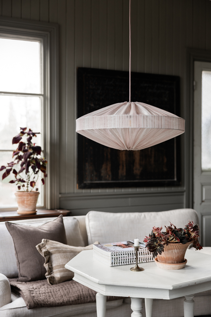 Alba Streep Lampenkap Excl. Ophanging Ø58 Roze hanglamp Van Alde & Lind - De elegante streep in de stof geeft de Alba lampenkap een verfijnde en elegante uitstraling.