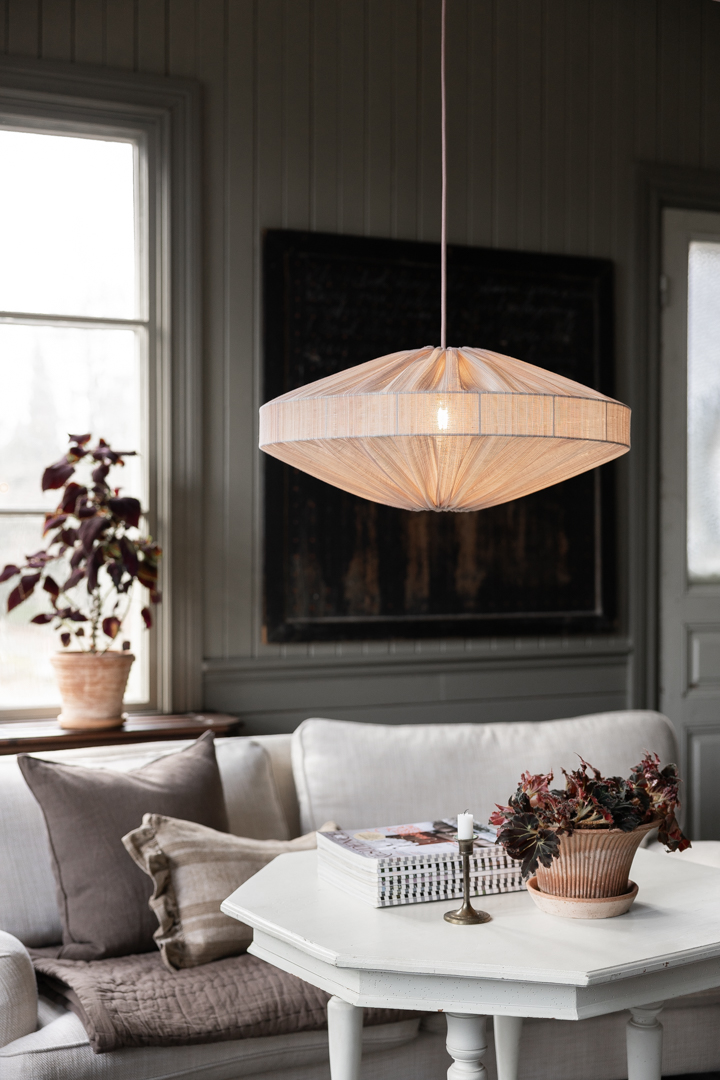 Alba Streep Lampenkap Excl. Ophanging Ø58 Roze hanglamp Van Alde & Lind - De elegante streep in de stof geeft de Alba lampenkap een verfijnde en elegante uitstraling.