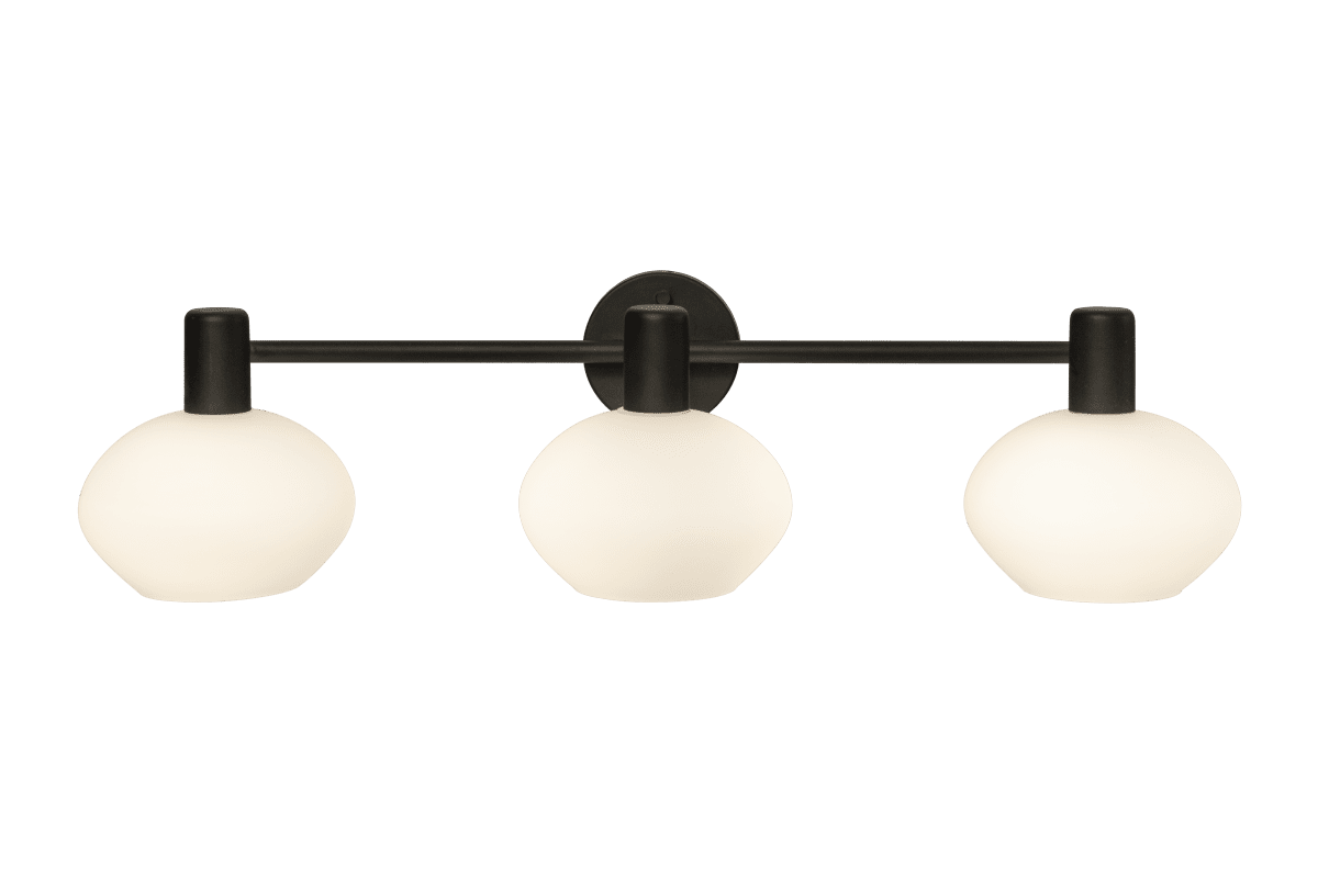 Elba 63cm Zwart badkamerlamp Van Aneta Lighting - Deze wandlamp is gemaakt van zwart gelakt metaal en heeft een elegant design met drie prachtig gevormde, opaalwitte glazen kappen die een zacht en aangenaam licht creëren.