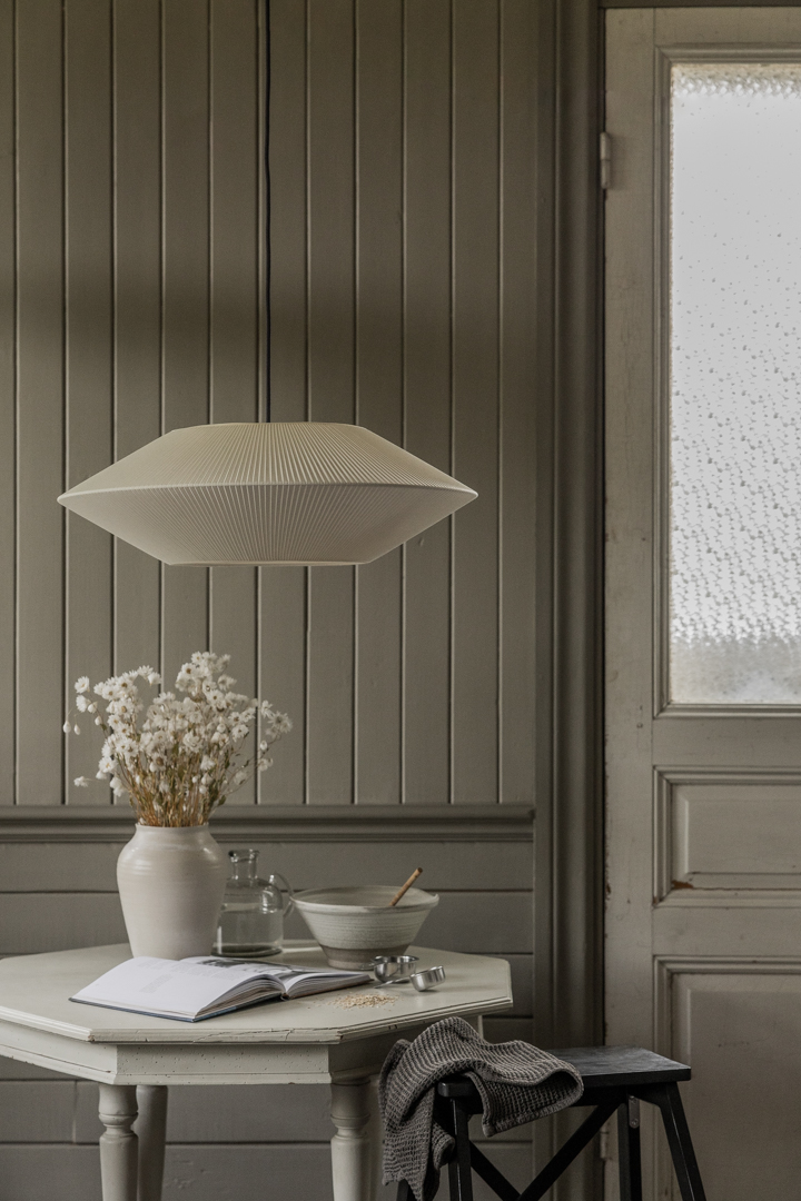 Pollux Lampenkap Excl. Ophanging Ø58 Gebroken wit hanglamp Van Alde & Lind - De stof van de kap is mooi en gelijkmatig geplooid over de gehele kap.