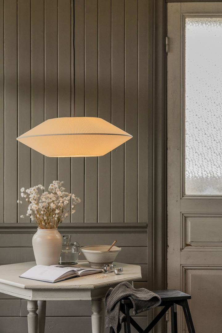 Pollux Lampenkap Excl. Ophanging Ø58 Gebroken wit hanglamp Van Alde & Lind - De stof van de kap is mooi en gelijkmatig geplooid over de gehele kap.