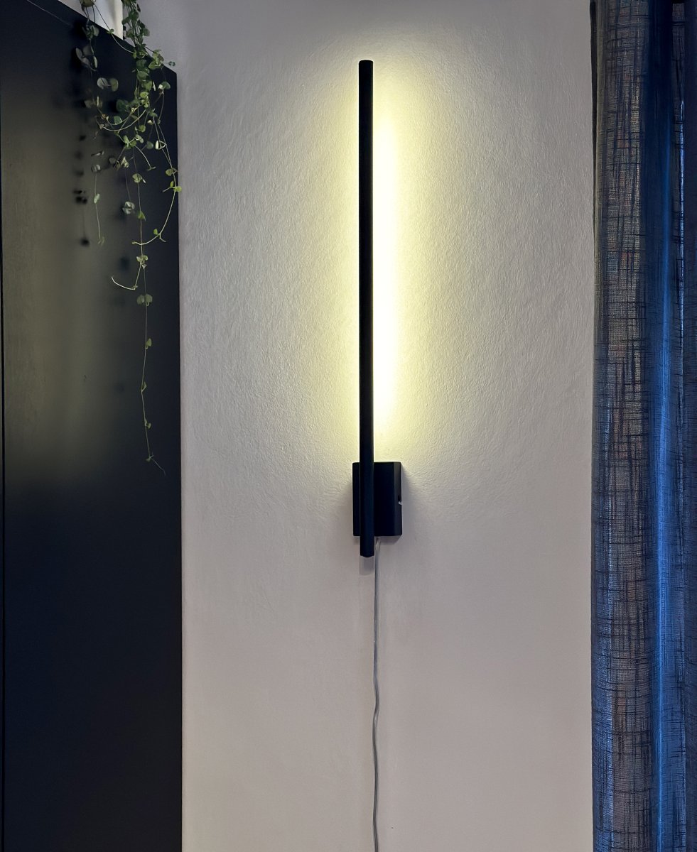 Stecco 65cm Zwart wandlamp Van Aneta Lighting - De STECCO wandlamp in zwart gelakt metaal past even goed op smalle als op iets grotere muren.