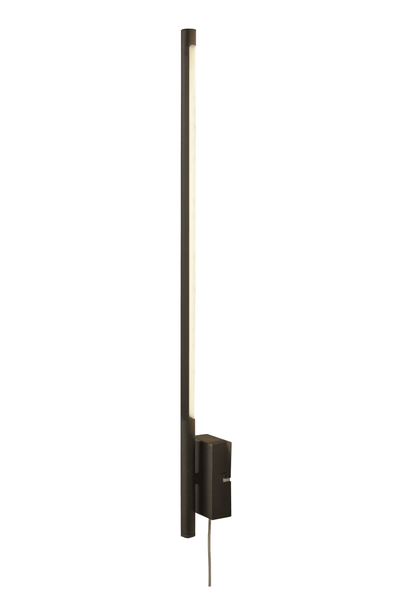 Stecco 65cm Zwart wandlamp Van Aneta Lighting - De STECCO wandlamp in zwart gelakt metaal past even goed op smalle als op iets grotere muren.