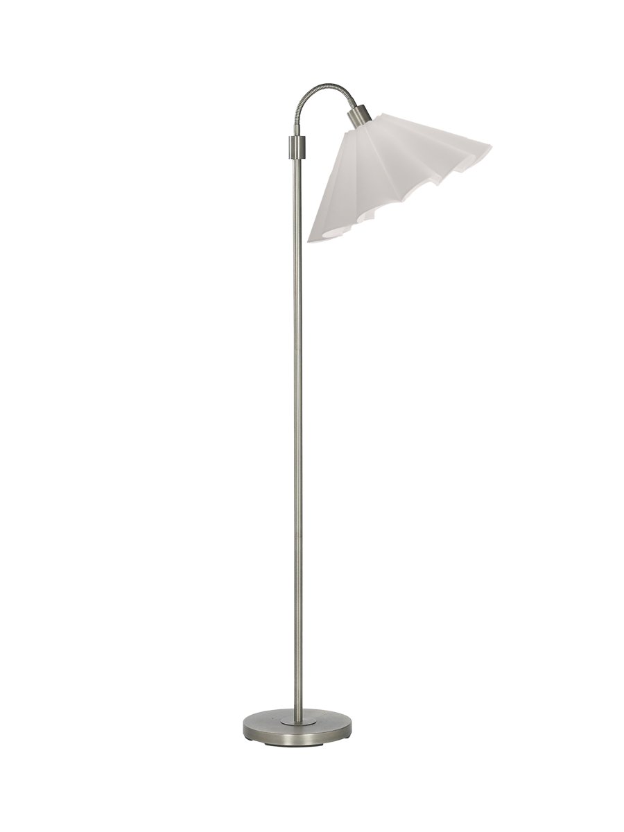 Amy Flex Zilver vloerlamp Van PR Home - De lamp heeft een metalen frame met een zilverkleurige afwerking, een verstelbare bovenarm en een aan/uit-schakelaar op de voet voor eenvoudig gebruik.