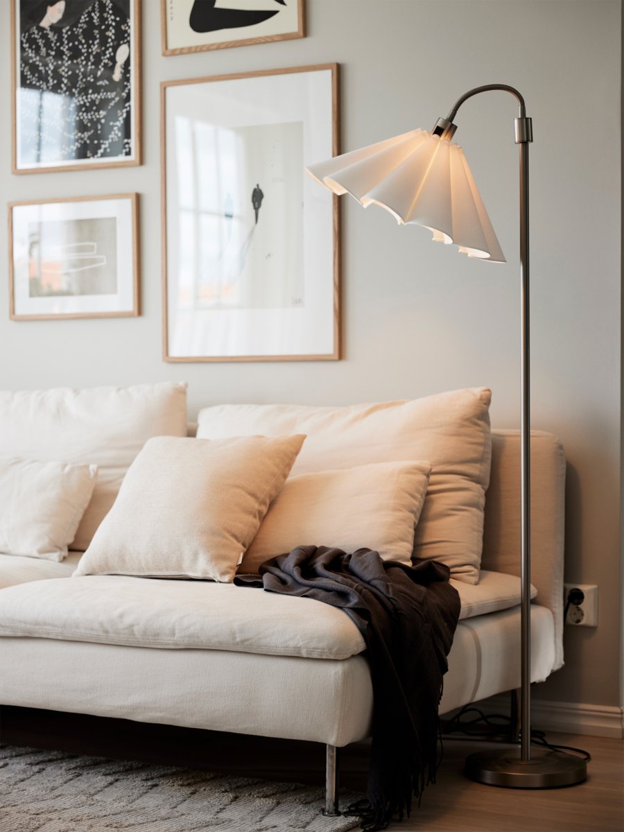 Amy Flex Zilver vloerlamp Van PR Home - De lamp heeft een metalen frame met een zilverkleurige afwerking, een verstelbare bovenarm en een aan/uit-schakelaar op de voet voor eenvoudig gebruik.